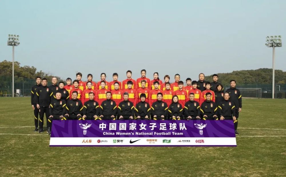 1999 《黄河绝恋》冯小宁1999年，《黑客帝国》伴随着互联网的出现和普及诞生，来自世界各地的多元文化在这部影片中混搭：西方硬科幻元素，东方玄学对自我的诠释，未来的武器装备以及古老的武术，全部被融合在这样的一部电影里